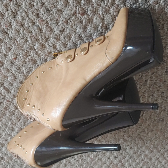 Open toe Luichiny booties with gold accents size 7 - Picture 4 of 6